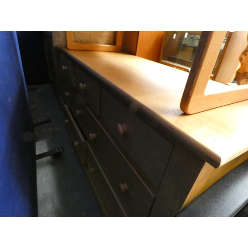 537 - Modern oak sideboard with seven drawers.