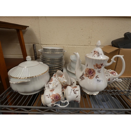 552 - Collection of crockery items. 