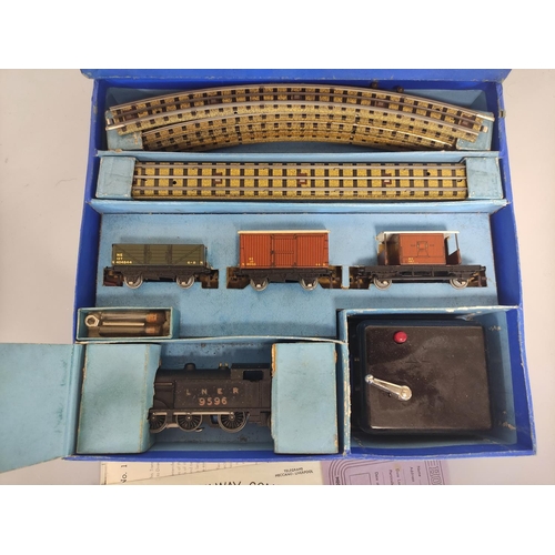 372 - Hornby Dublo EDG7 Tank Goods Train Set with box and instructions.