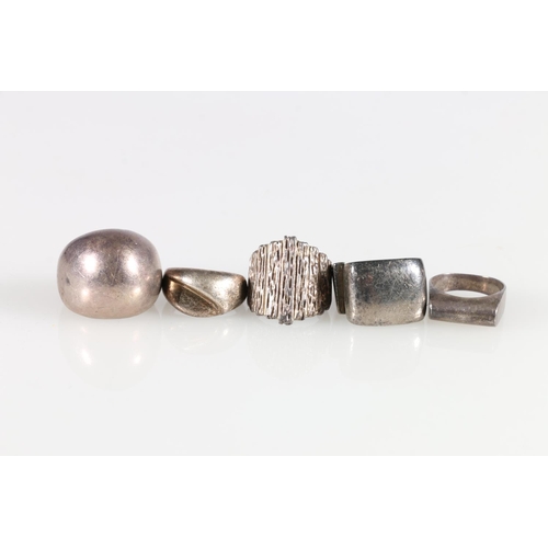 453 - Contemporary silver rings to include a Mexican ring, a Brutalist textured silver ring, a silver ring... 