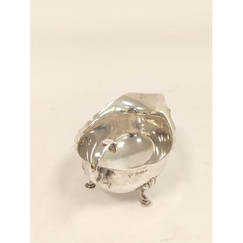 71 - Silver sauce boat on pad feet, 1908, 94g.