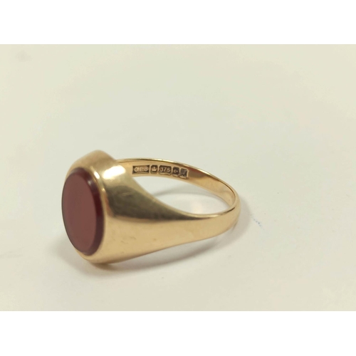 75 - 9ct gold signet ring, with oval carnelian, and another onyx, 7.5g gross, sizes 'U' and 'R'.