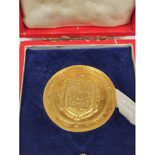 91 - 9ct gold medallion, Trinity College, Dublin, 1949, 24g.