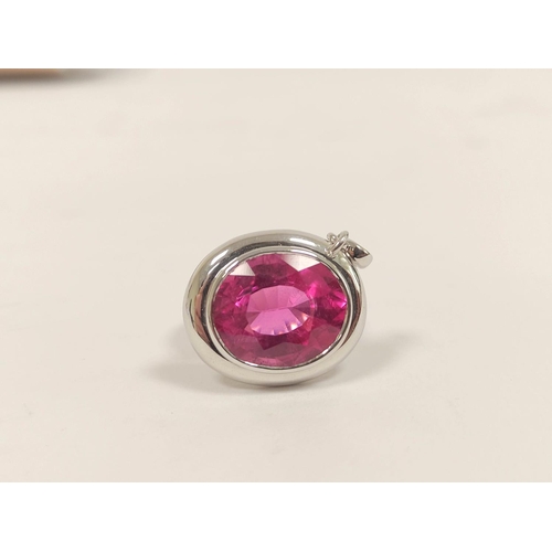 99 - Cocktail ring with pink tourmaline, approximately 15ct, in 18ct gold, with report.