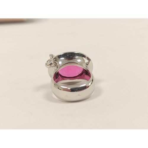 99 - Cocktail ring with pink tourmaline, approximately 15ct, in 18ct gold, with report.