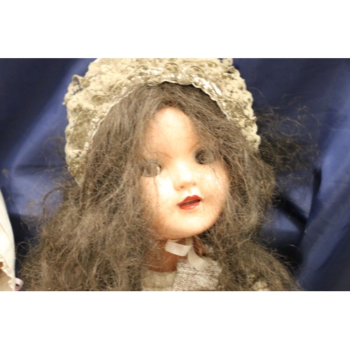 195 - Two dolls, larger measures 40cm.