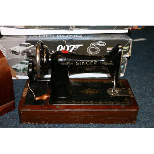 159 - Singer sewing machine in travelling case.