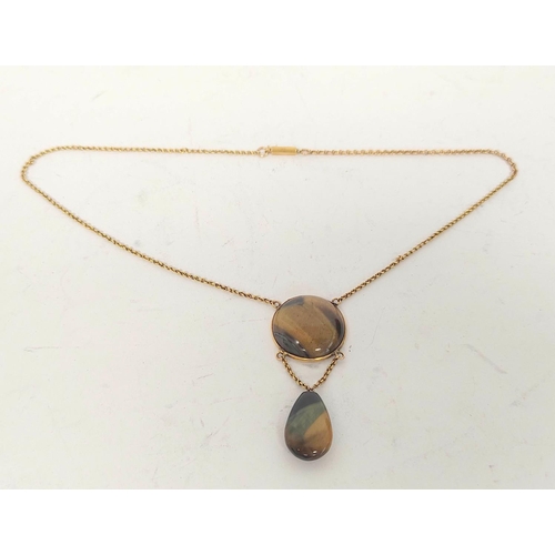 123 - Tiger's eye pendant with two drops, in gold.