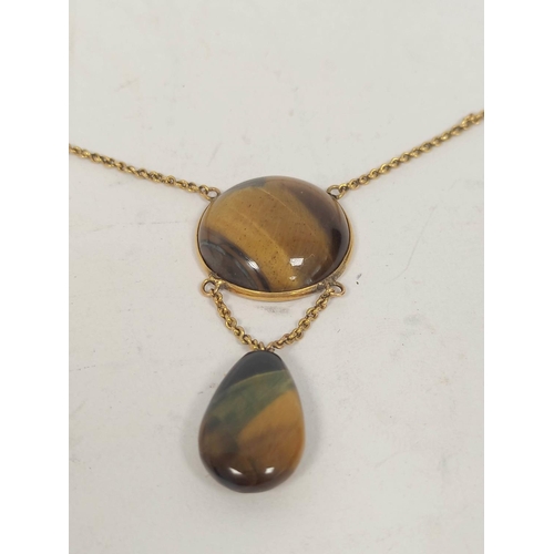 123 - Tiger's eye pendant with two drops, in gold.