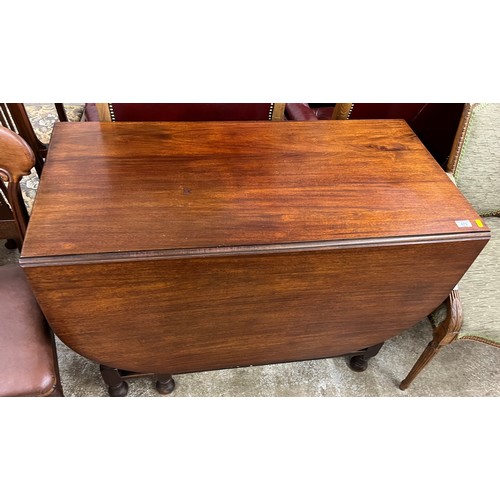 583 - Mahogany drop leaf gate leg table