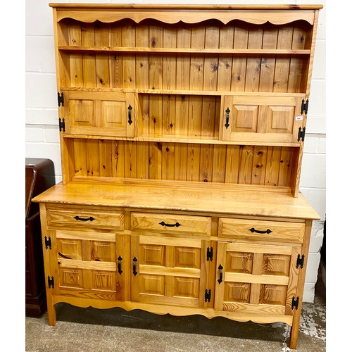 600 - Pine welsh dresser with black iron hinges and handles 156 x 48 x 191 cm 