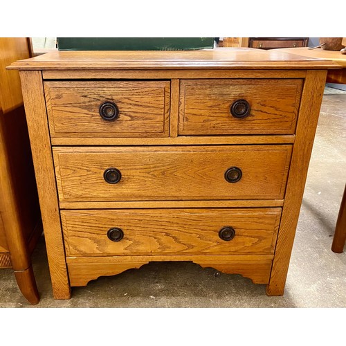 577 - Arts and crafts style oak two -over two chest of drawers 85 x 78 x 43 cm