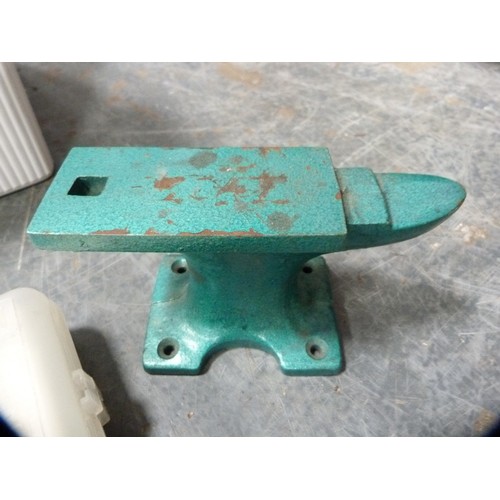 339A - Hand saw, spirit level, anvil, set of chisels, oil can, plugs, plane, etc.