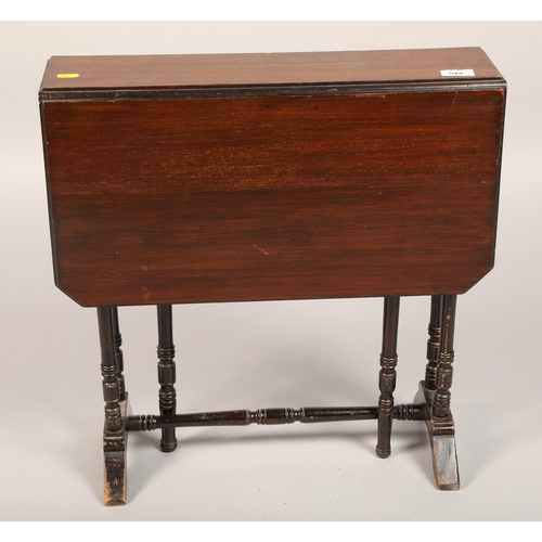 544 - Small drop leaf gate leg table 