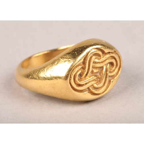 80A - 22K gold signet ring , 11 grams