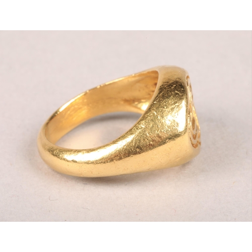 80A - 22K gold signet ring , 11 grams