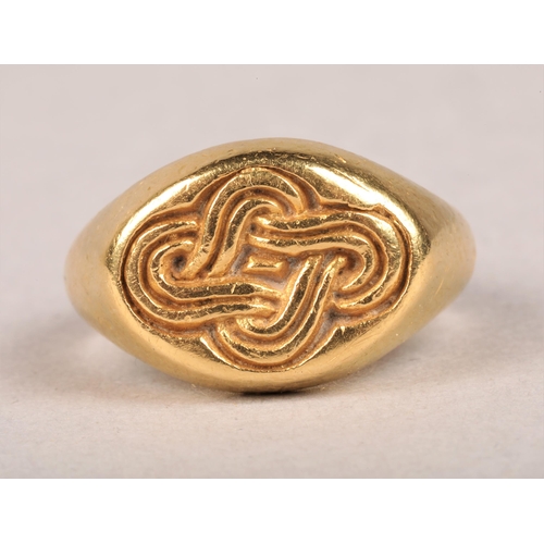 80A - 22K gold signet ring , 11 grams