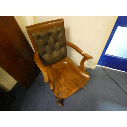 395 - Edwardian oak and elm gentleman`s study chair, the show-wood frame with button leather back panel ab... 