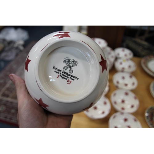 4 - Emma Bridgewater red star pattern part dinner service to include bowls, dinner plates, etc (18).