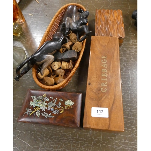 112 - Various treen to include cribbage board, trinket boxes, etc.