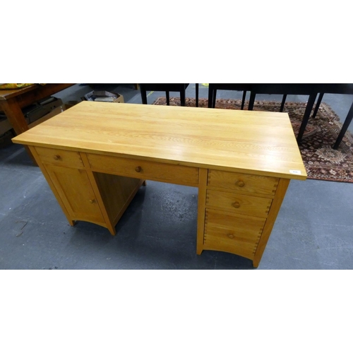 456 - Large modern oak desk.