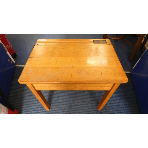 482 - Small oak child's desk.