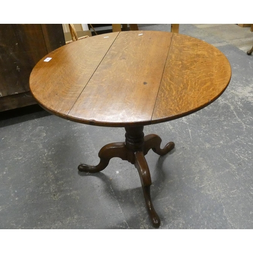 435 - Antique oak tilt top table.