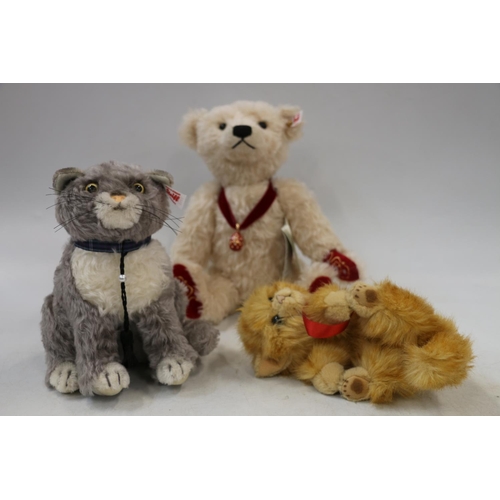 Danbury Mint Steiff 664977 Nicholas bear with cream-coloured Danbury Mint Steiff 664977 Nicholas bear with cream-coloured