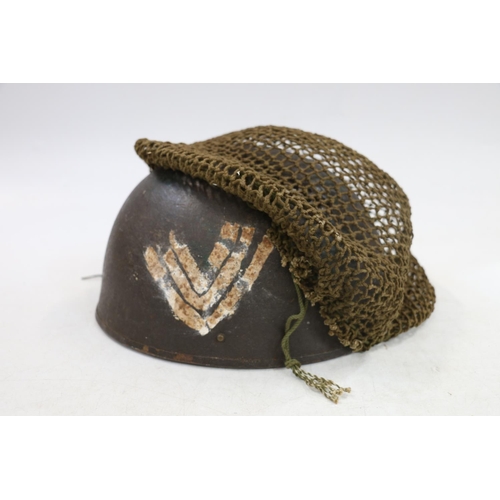 775 - Post WWII paratroopers para airborne helmet, having black liner, canvas chin strap and net cover.