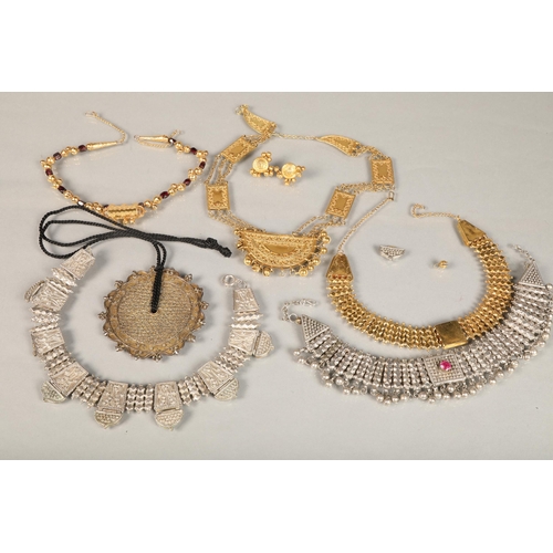 128 - Assortment white and yellow metal eastern style jewellery