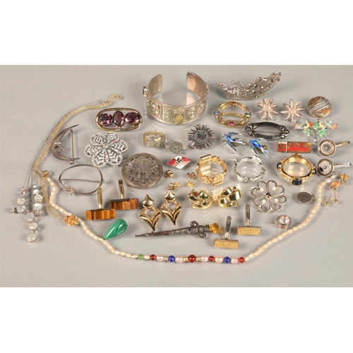 160 - Selection of jewellery including enamel clip on earrings, silver brooches etc