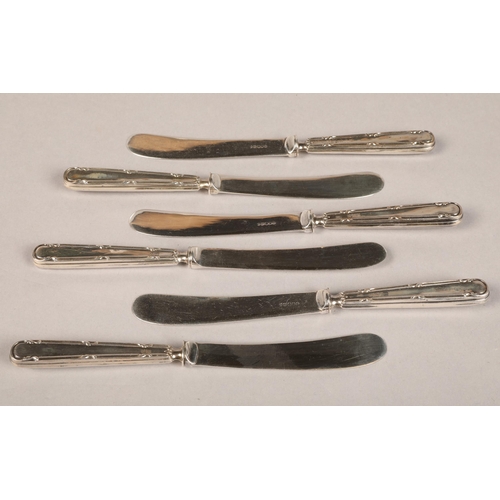 190 - Cased set of six silver handled butter knives hallmarked Sheffield 1915