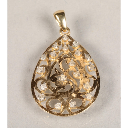 97 - 10 K yellow gold pendent with diamond chips, 2.5 cm long