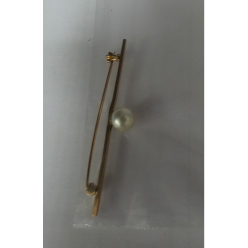 441 - Pearl and 9ct gold bar brooch.