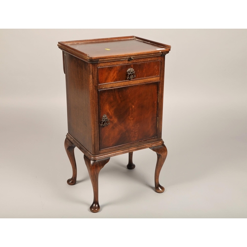 485 - Mahogany side cabinet with one drawer and pull out surface, 72cm h