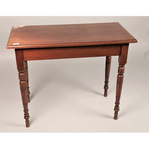 523 - Mahogany side table with turned wood legs