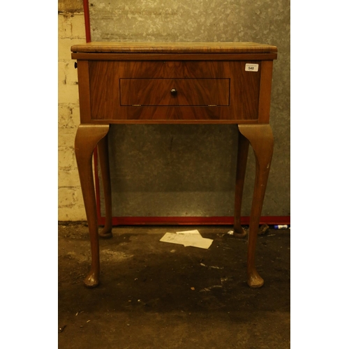 779 - Singer sewing machine in table, 80 x 61 x 44cm.