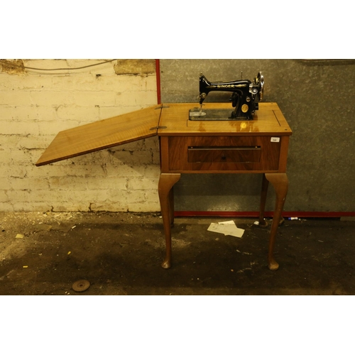 779 - Singer sewing machine in table, 80 x 61 x 44cm.