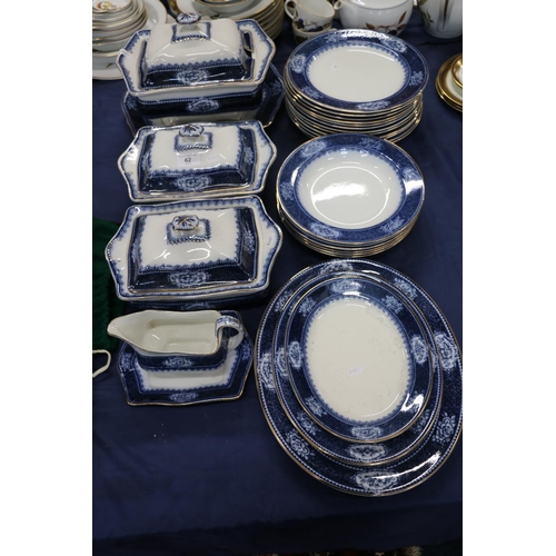 62 - Coronaware Laurel pattern dinner serice with plates, 26cm, rim soups, tureens, etc.