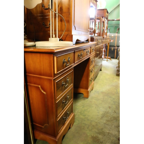 822 - Yew wood pedestal desk, 74 x 120 x 60cm, and matching file drawers.