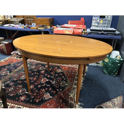 731 - Mid century teak table with jack knife leaf, 74 x 144 x 137cm when open.