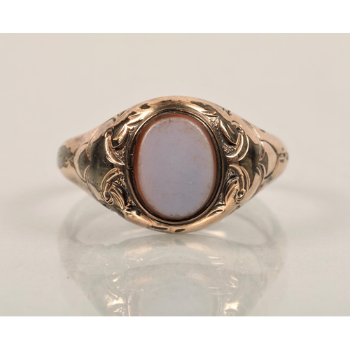 67 - 9ct rose gold signet ring with agate stone. Size: S.