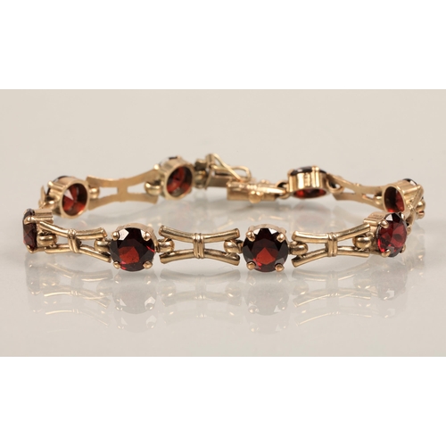 70 - 9ct gold and garnet bracelet.13 grams