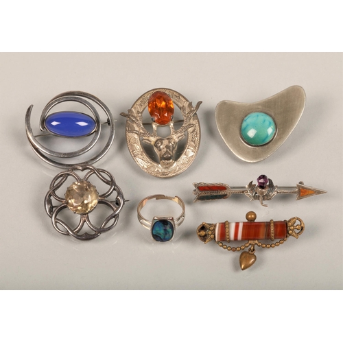 76 - Assorted silver broaches.