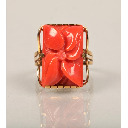 90 - Yellow metal ring set with coral (damaged).