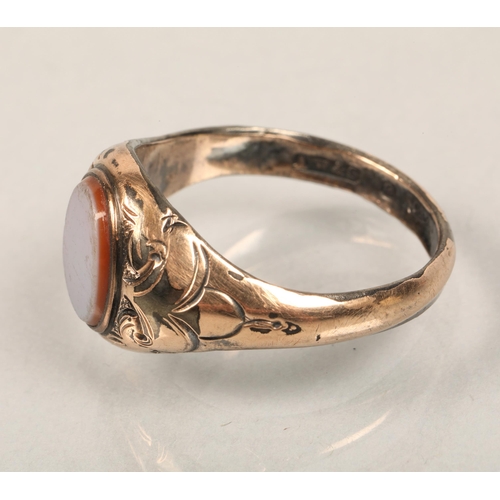 67 - 9ct rose gold signet ring with agate stone. Size: S.