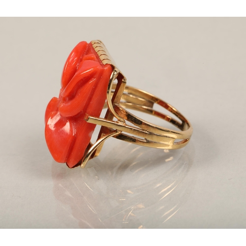 90 - Yellow metal ring set with coral (damaged).