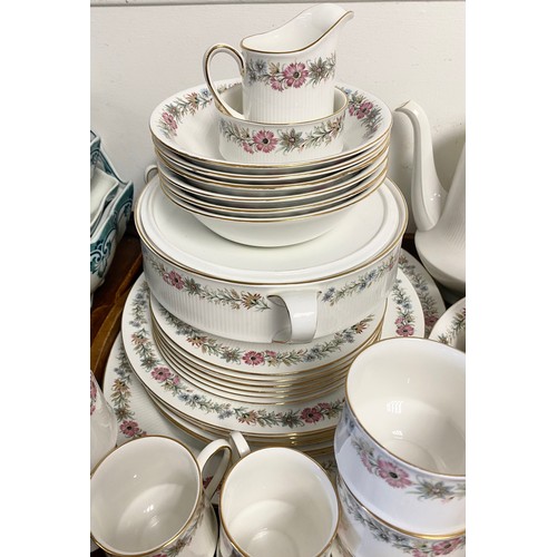 253 - Quantity of Paragon 'Belinda' dinner and tea ware including coffee pot, tea pot, tureen, dinner plat... 