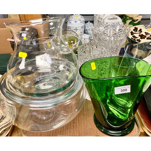 300 - Quantity of glassware including green vase, commemorative glass including Queen Victoria's 60th Jubi... 