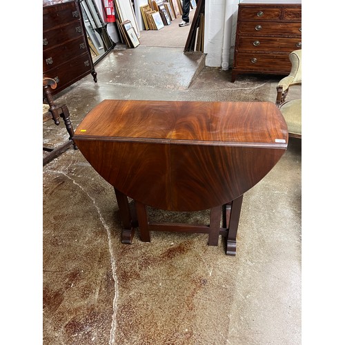 555 - Mahogany drop leaf table